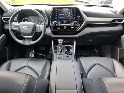 Used 2022 Toyota Highlander XLE FWD image 3