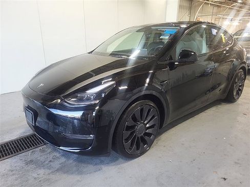 Used 2023 Tesla Model Y Performance image 3