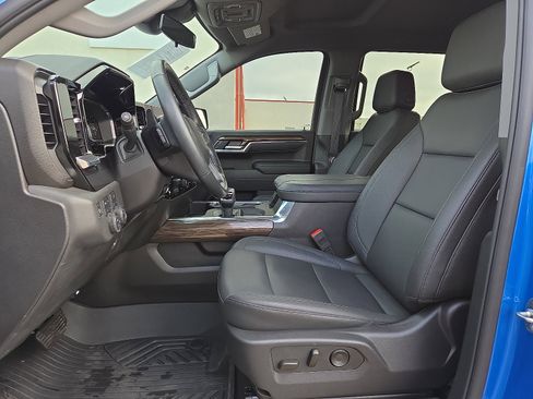 Used 2025 Chevrolet Silverado 1500 LT Trail Boss w/ Convenience Package II AWD/4WD image 12