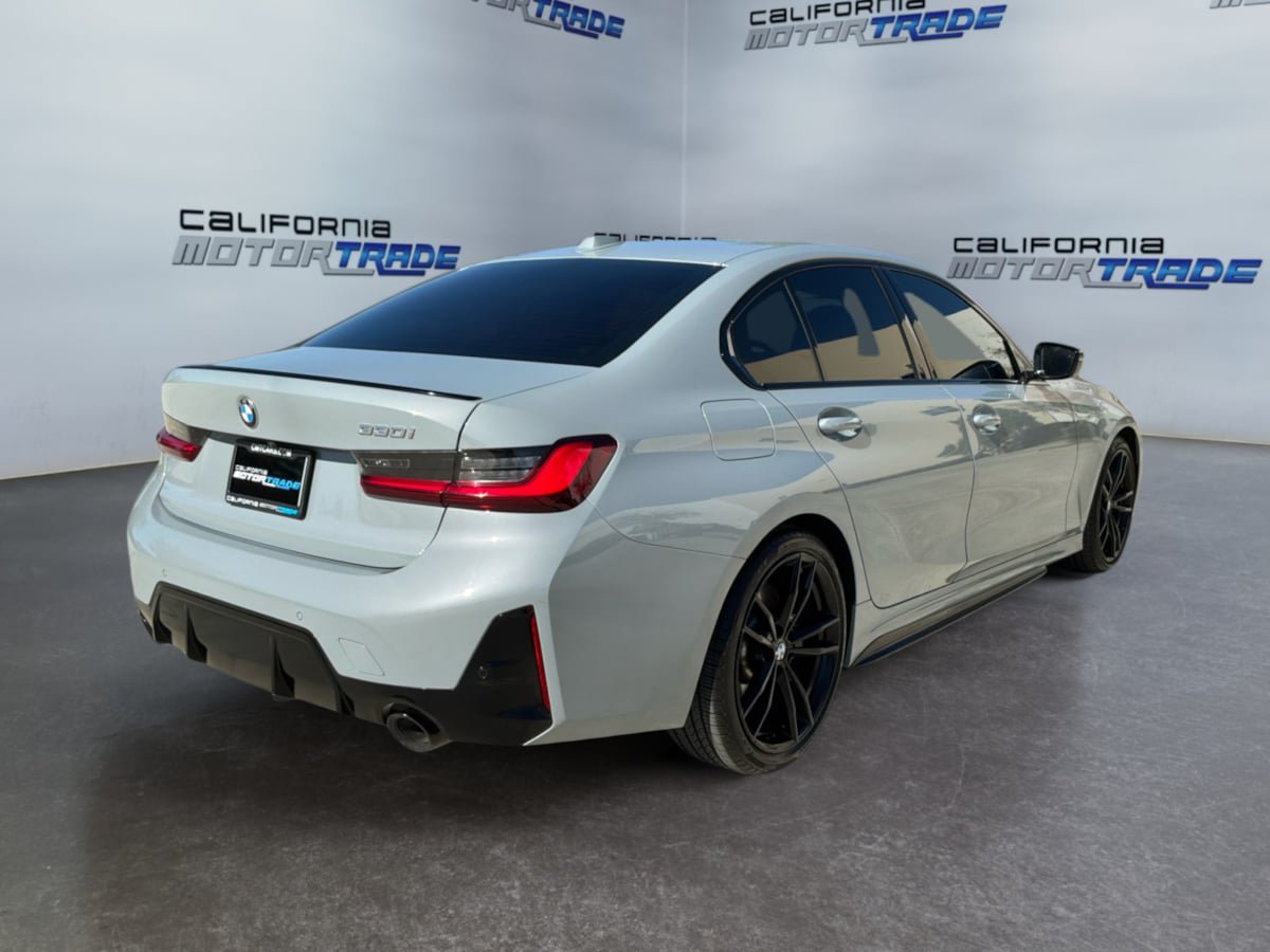 Used 2023 BMW 330i Sedan w/ M Sport Package RWD image 5