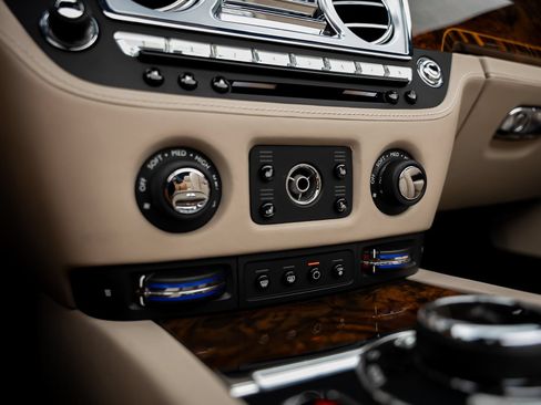 Used 2016 Rolls-Royce Dawn RWD image 51