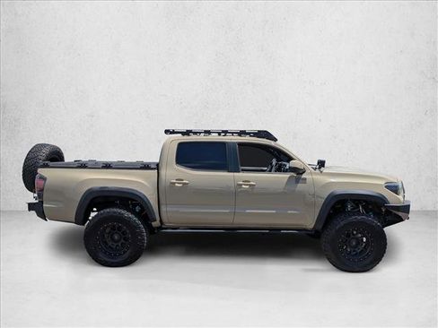 Used 2017 Toyota Tacoma TRD Off-Road AWD/4WD image 4