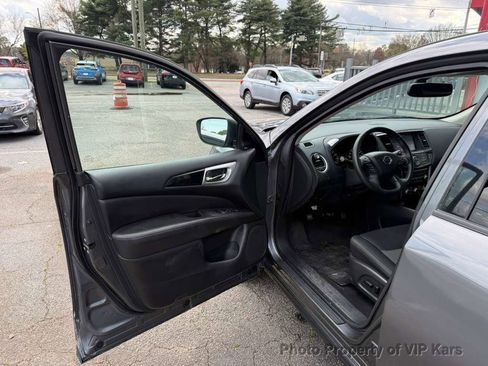 Used 2019 Nissan Pathfinder SV image 9