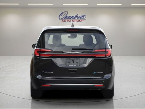 Used 2023 Chrysler Pacifica Touring-L image 5