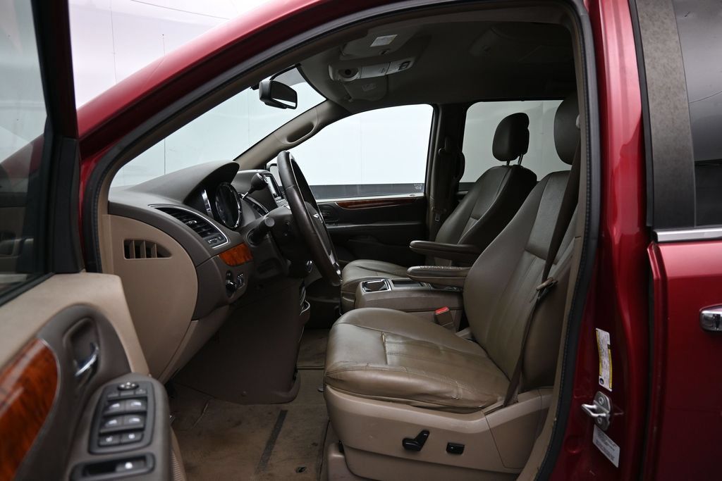 Used 2016 Chrysler Town & Country Touring w/ Driver Convenience Group FWD image 20
