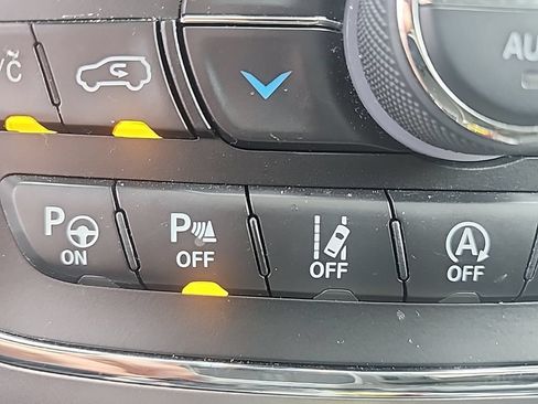 Certified 2018 Jeep Grand Cherokee Limited AWD/4WD image 11