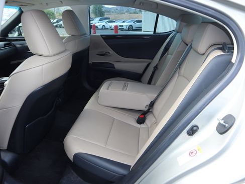 Used 2019 Lexus ES 300h w/ Premium Package FWD image 10