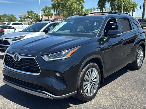 Used 2024 Toyota Highlander Platinum FWD image 4