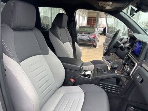 Used 2025 Toyota Tacoma TRD Sport AWD/4WD image 34