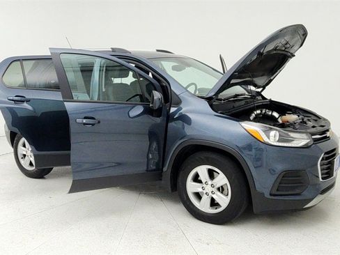 Used 2022 Chevrolet Trax LT w/ LT Convenience Package image 13