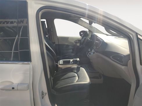Used 2024 Chrysler Pacifica Touring-L image 15