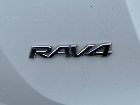 Used 2018 Toyota RAV4 XLE AWD/4WD image 6