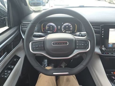 Used 2025 Jeep Wagoneer 4WD image 16