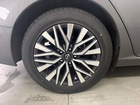 Used 2025 Nissan Altima 2.5 SV FWD image 12