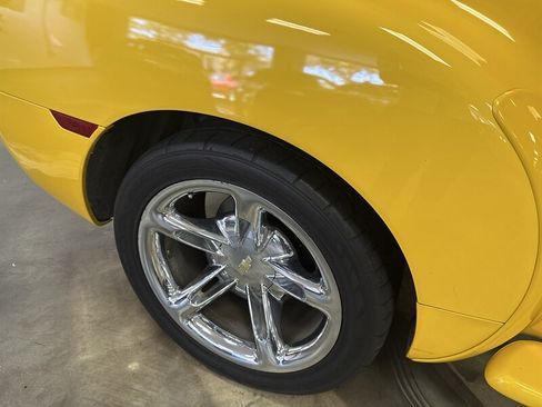 Used 2004 Chevrolet SSR w/ Preferred Equipment Group RWD image 13