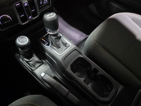 Used 2025 Jeep Wrangler Sahara image 35