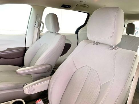Used 2020 Chrysler Voyager L FWD image 12
