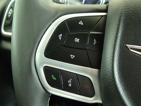 Certified 2025 Chrysler Pacifica Select FWD image 22