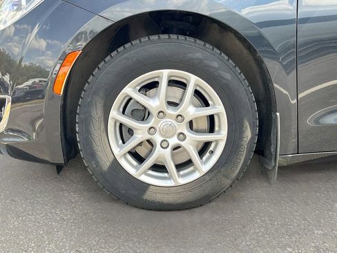 Certified 2020 Chrysler Pacifica Touring image 29