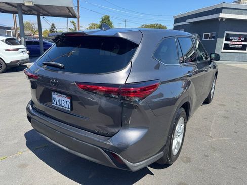 Used 2021 Toyota Highlander LE AWD/4WD image 7