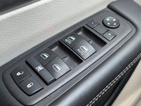 Used 2024 Chrysler Pacifica Touring-L FWD image 21