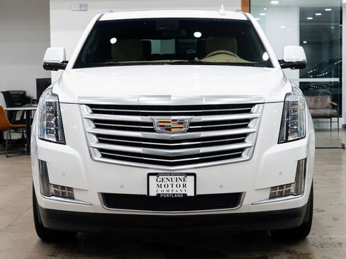 Used 2018 Cadillac Escalade Platinum image 2