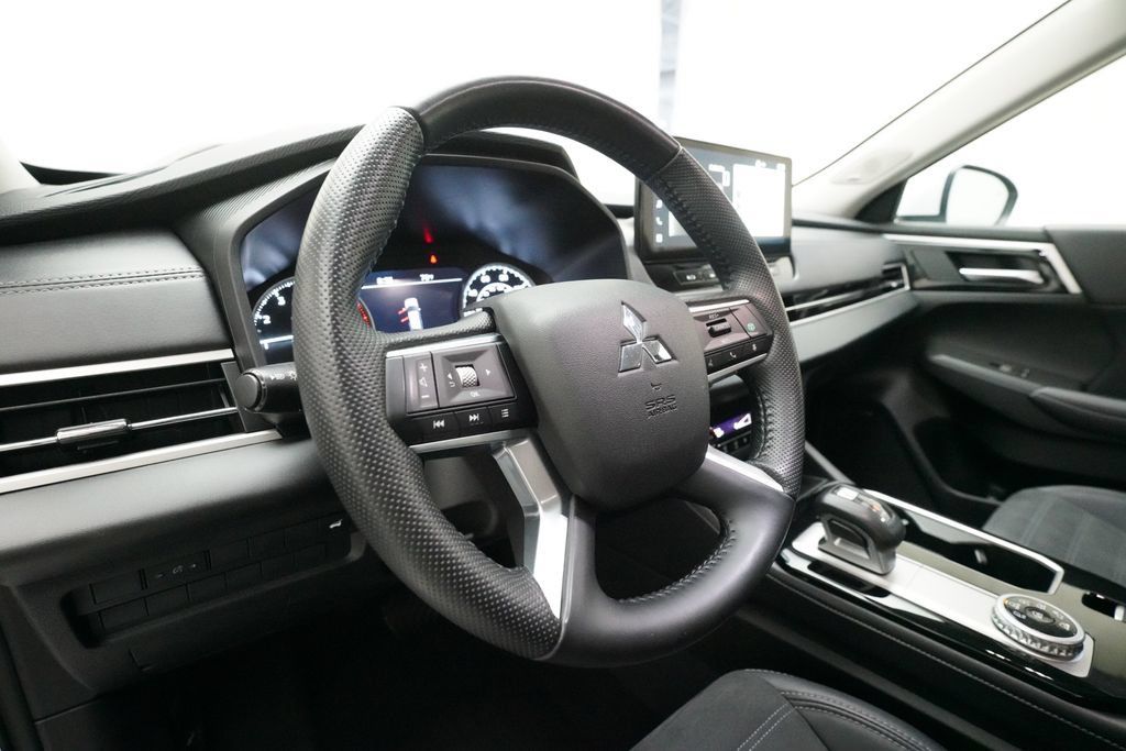 Used 2025 Mitsubishi Outlander AWD image 8