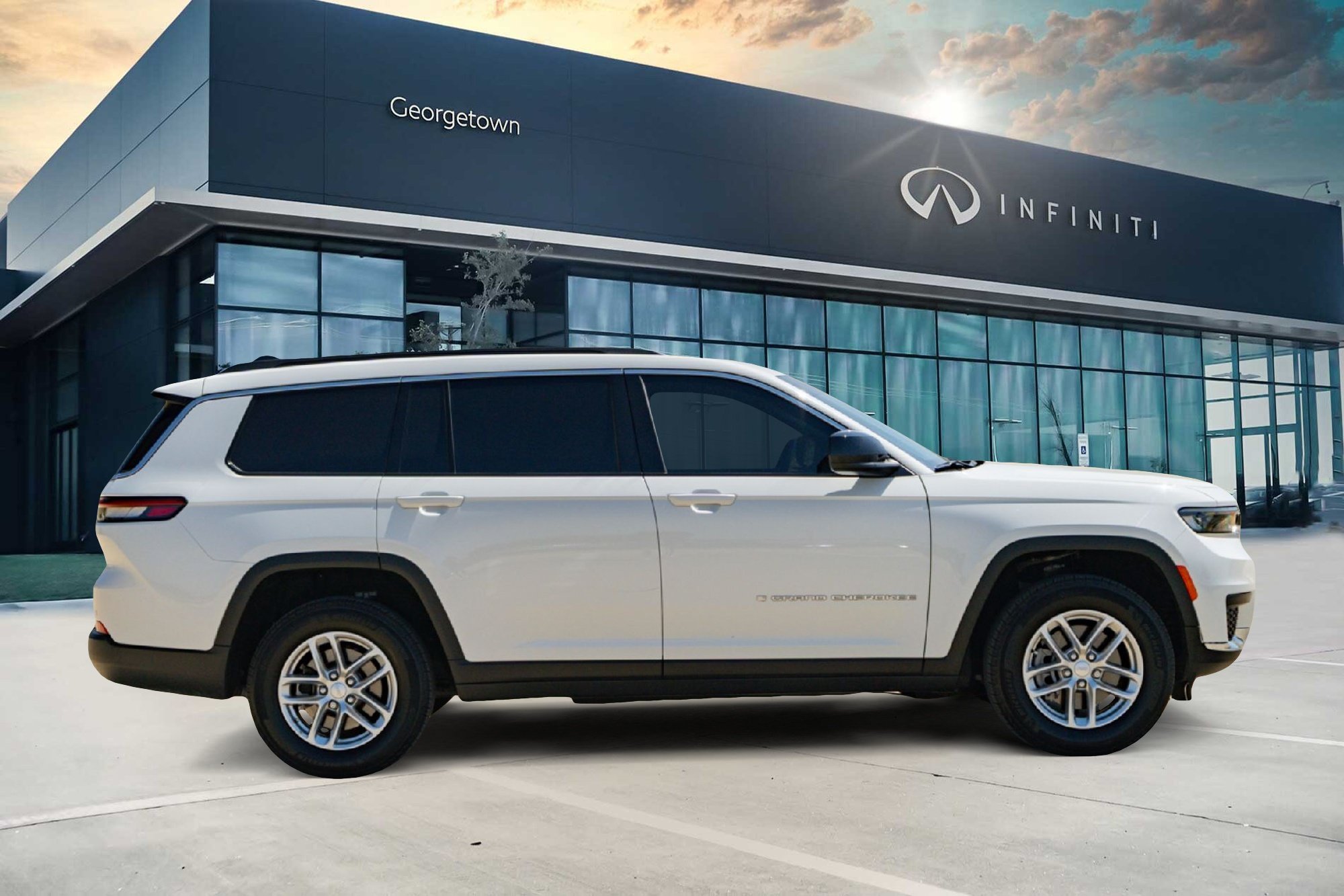 Used 2025 Jeep Grand Cherokee L Laredo RWD image 4
