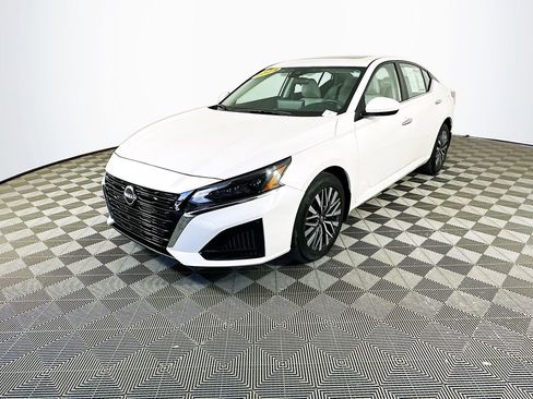 Certified 2024 Nissan Altima 2.5 SV w/ SV Premium Package AWD/4WD image 5