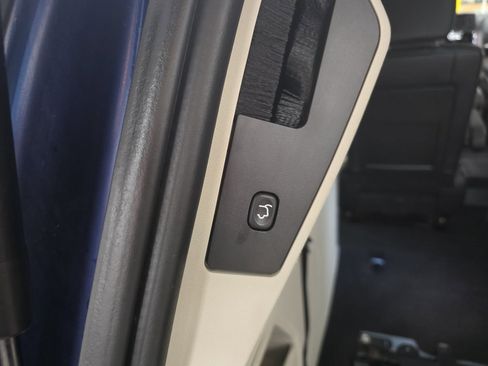 Used 2015 Chrysler Town & Country Touring-L w/ Driver Convenience Group image 15