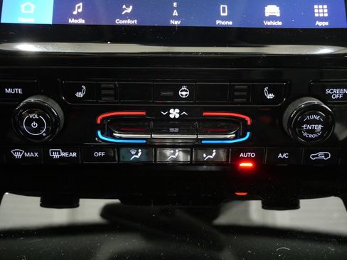 Used 2023 Jeep Grand Cherokee L Limited w/ Black Appearance Package AWD/4WD image 20