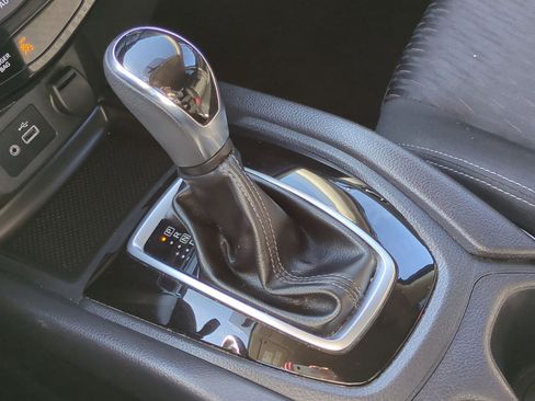 Used 2018 Nissan Rogue SV image 23