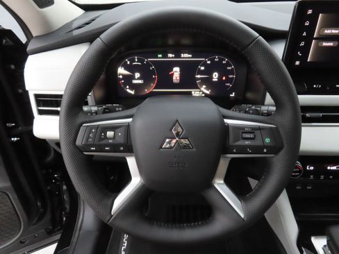 New 2026 Mitsubishi Outlander SE FWD image 14