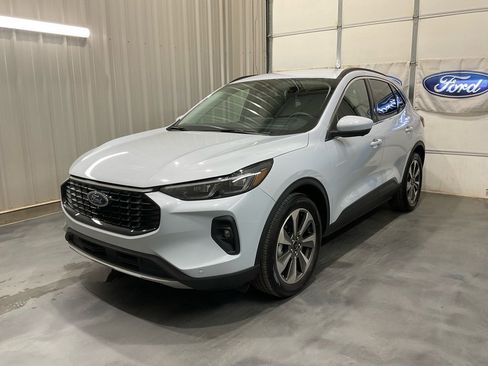 Used 2025 Ford Escape Platinum w/ Premium Technology Package image 3