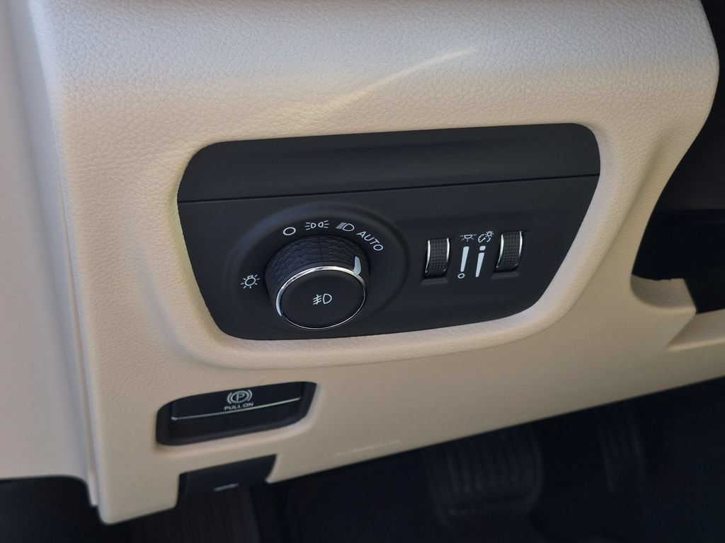 Certified 2025 Jeep Grand Cherokee Limited AWD/4WD image 14
