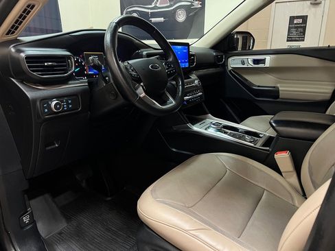 Used 2020 Ford Explorer Limited w/ Equipment Group 310A AWD/4WD image 16