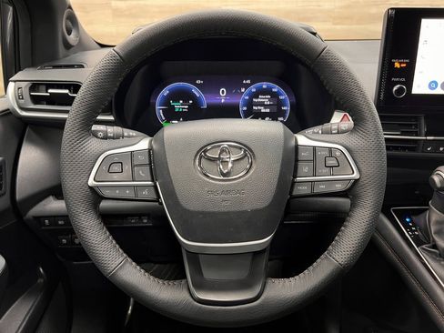 Used 2025 Toyota Sienna Platinum image 29