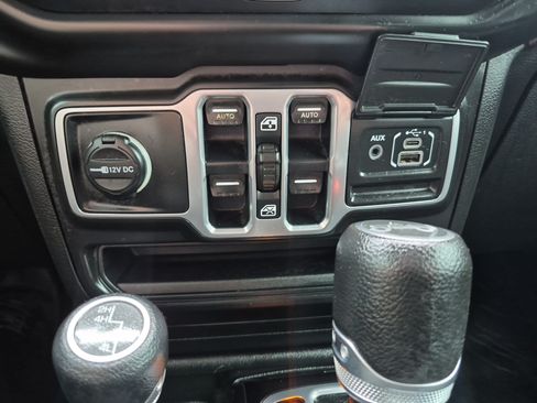 Used 2018 Jeep Wrangler Unlimited Sport S AWD/4WD image 32