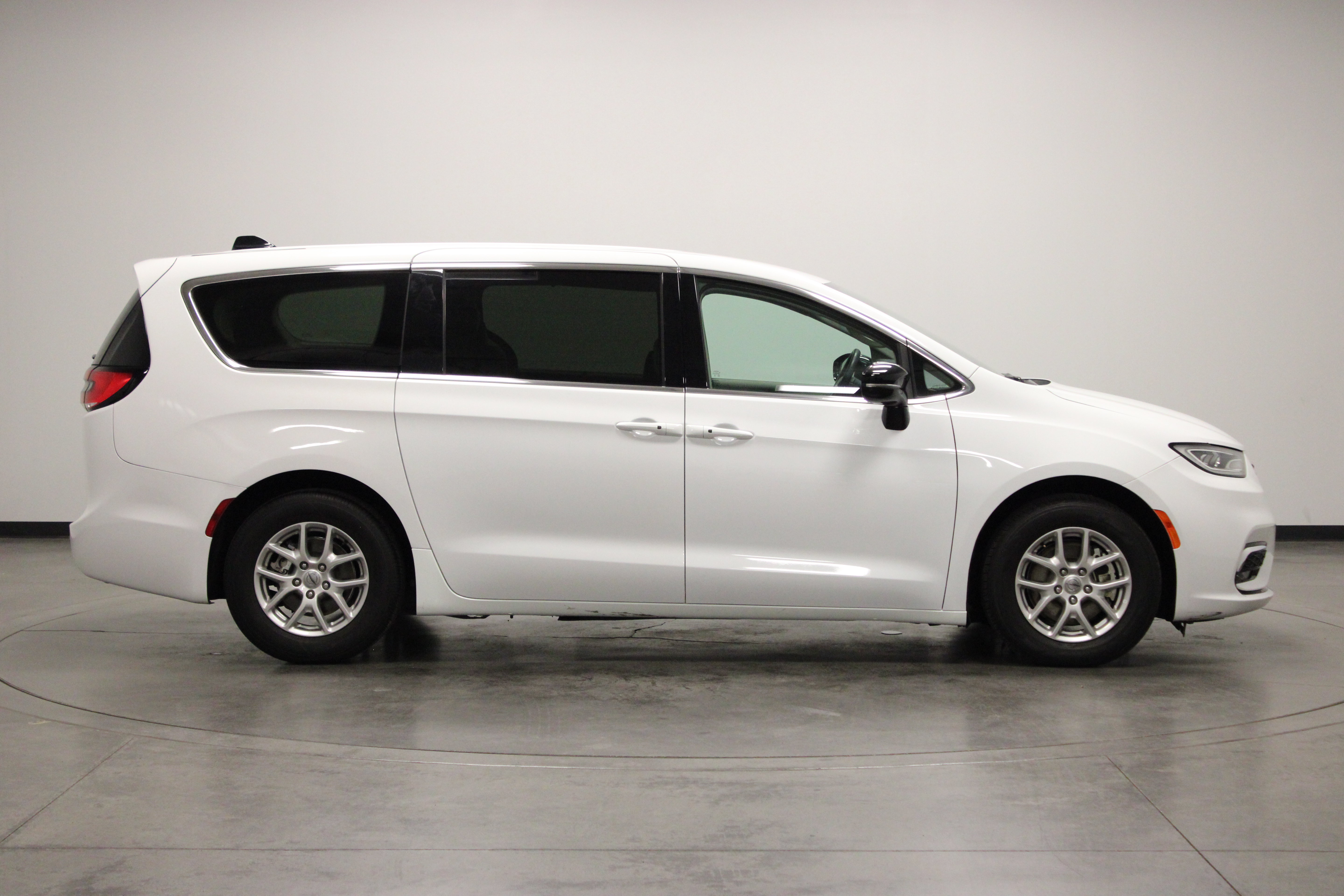 Used 2024 Chrysler Pacifica Touring-L FWD image 9