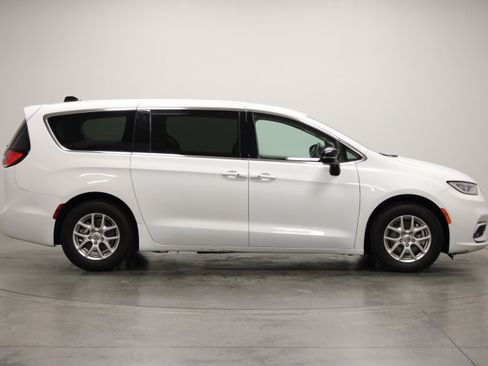 Used 2024 Chrysler Pacifica Touring-L FWD image 9
