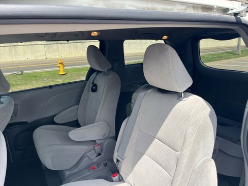 Certified 2018 Toyota Sienna LE w/ Carpet Mat Package FWD image 8
