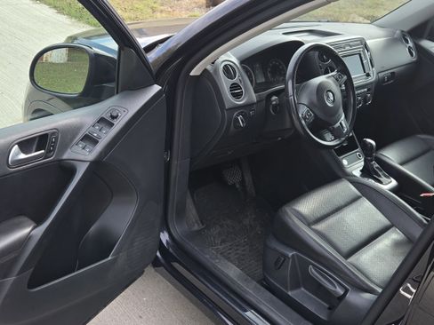 Used 2017 Volkswagen Tiguan S image 16