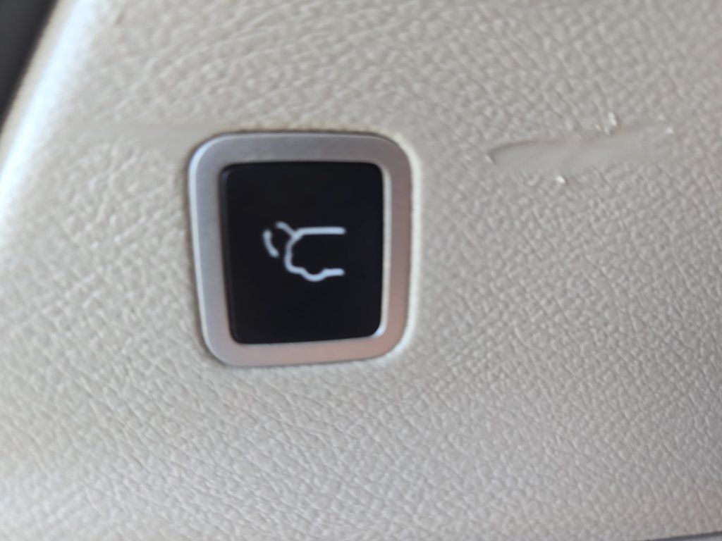 Used 2024 Chrysler Pacifica Touring-L FWD image 17