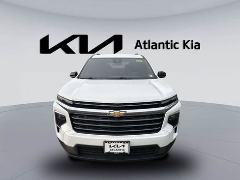 Used 2025 Chevrolet Traverse LT w/ Driver Confidence Package AWD/4WD image 2