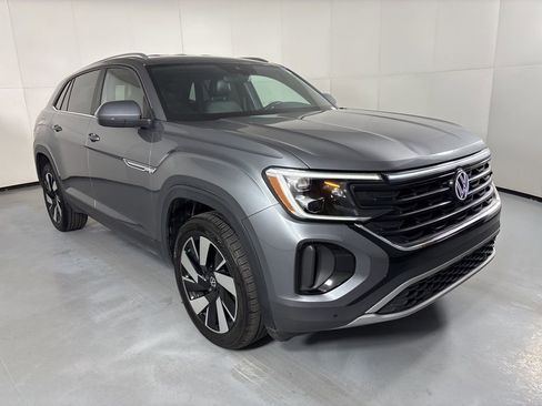 Used 2024 Volkswagen Atlas Cross Sport SE FWD image 2