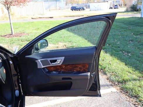 Used 2011 Jaguar XF Premium image 20