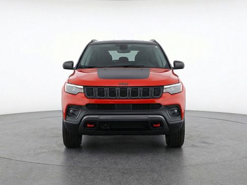 Used 2025 Jeep Compass Trailhawk AWD/4WD image 2