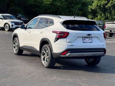 Used 2024 Chevrolet Trax LT w/ LT Convenience Package FWD image 16