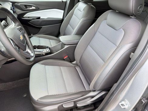 Certified 2025 Chevrolet Trax LT w/ LT Convenience Package FWD image 5