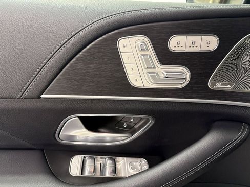 Used 2025 Mercedes-Benz GLS 580 4MATIC image 6